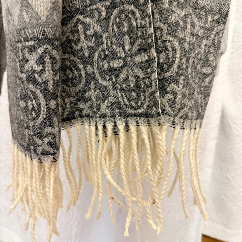 The Unbranded Brand stylish scarf