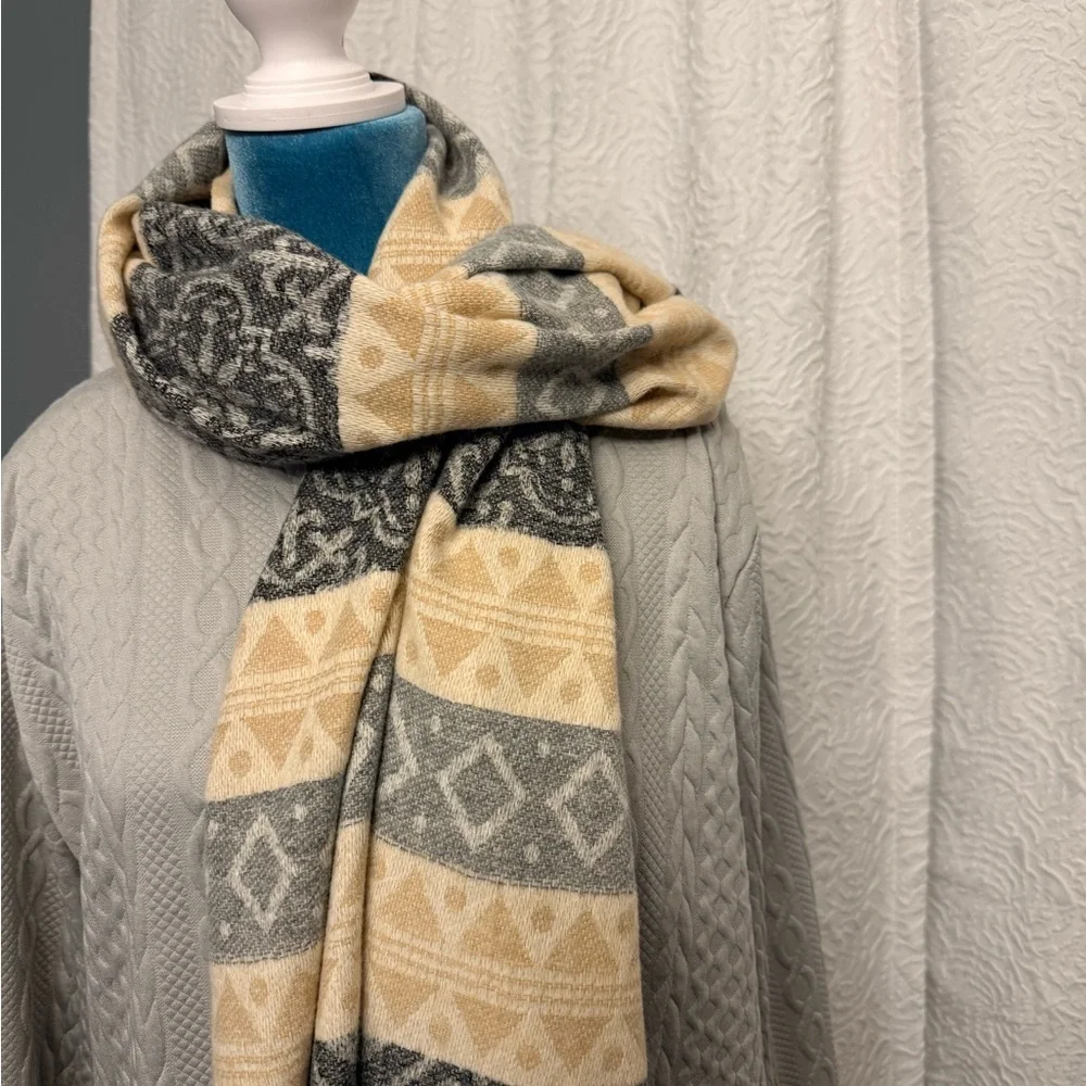 The Unbranded Brand stylish scarf