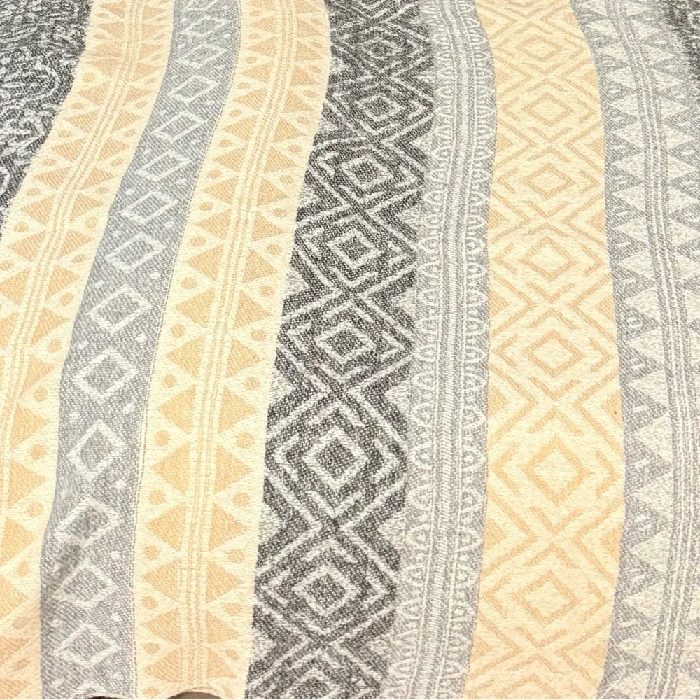 The Unbranded Brand stylish scarf