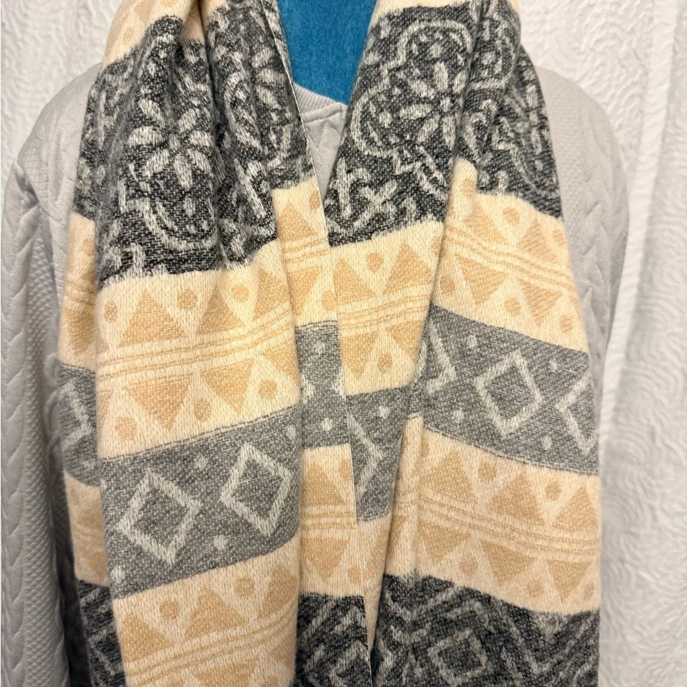 The Unbranded Brand stylish scarf