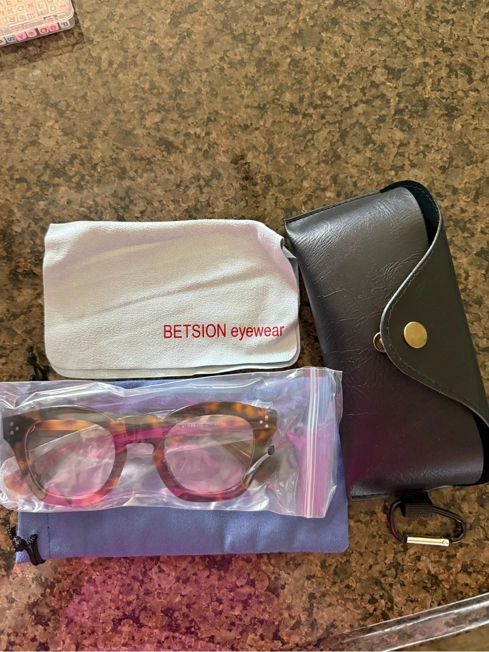 Betison bold square