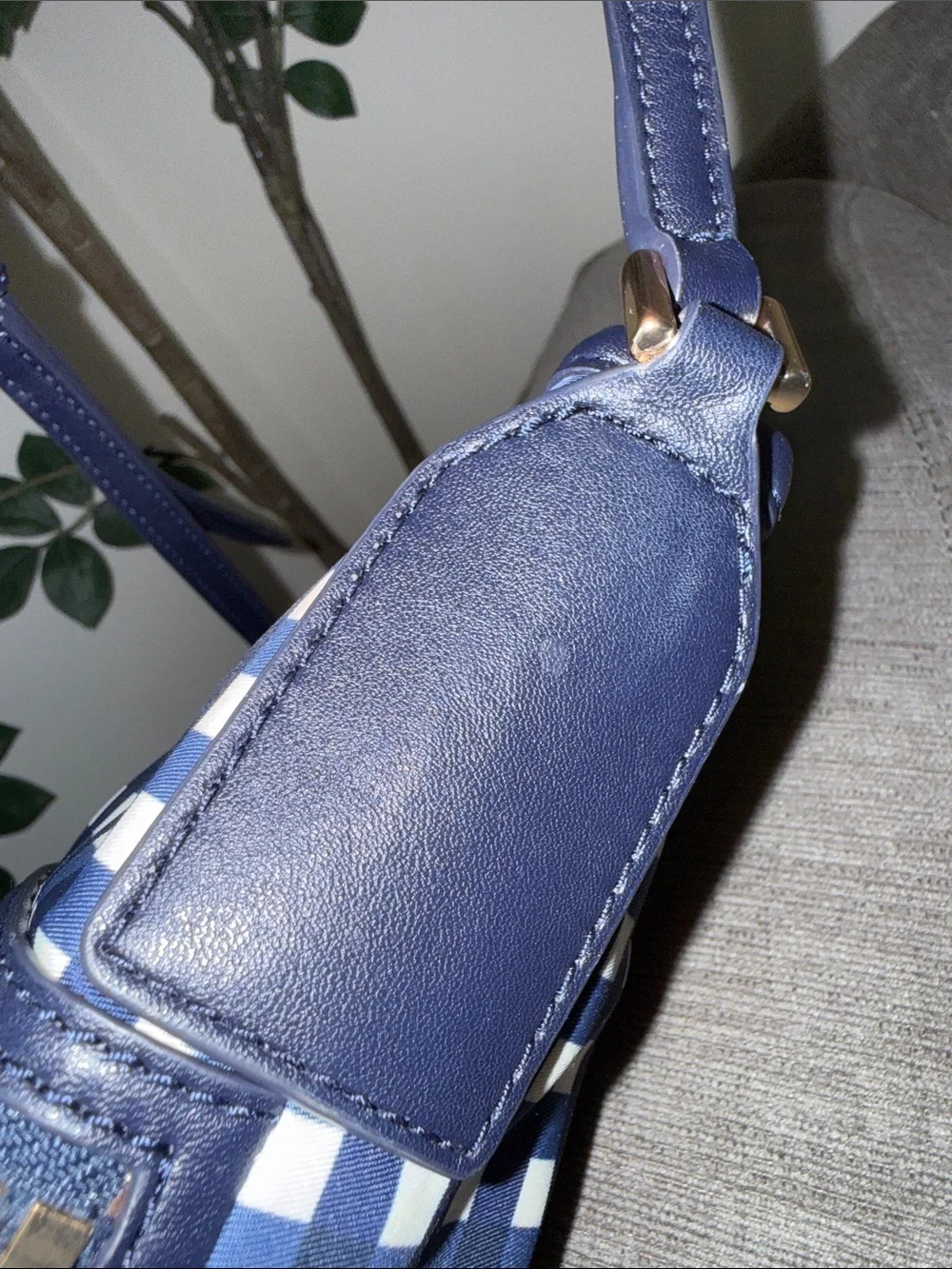 Tory Burch logo detail clean