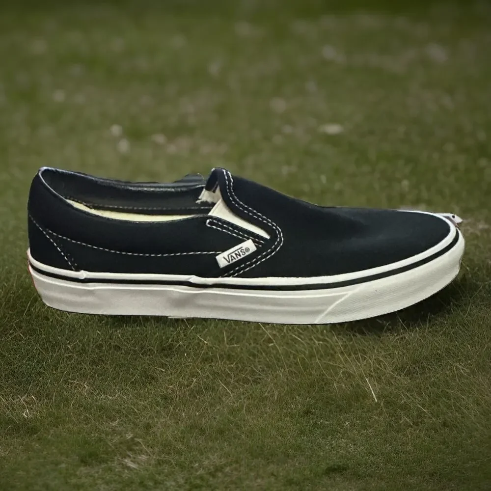 New Men's Size 9.5 Vans Classic Slip-on Black White VN000EYEBLK
