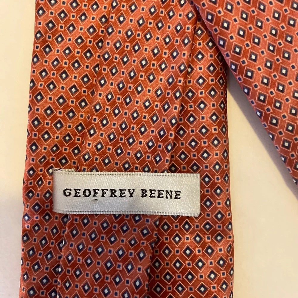 GEOFFREY BEENE Coral Print Mens 100% Silk Neck Tie $45 EUC