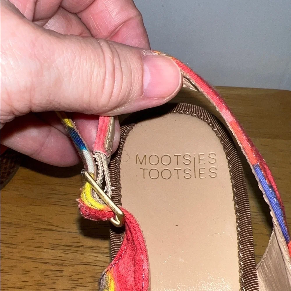 Mootsies Tootsies vibrant wedges