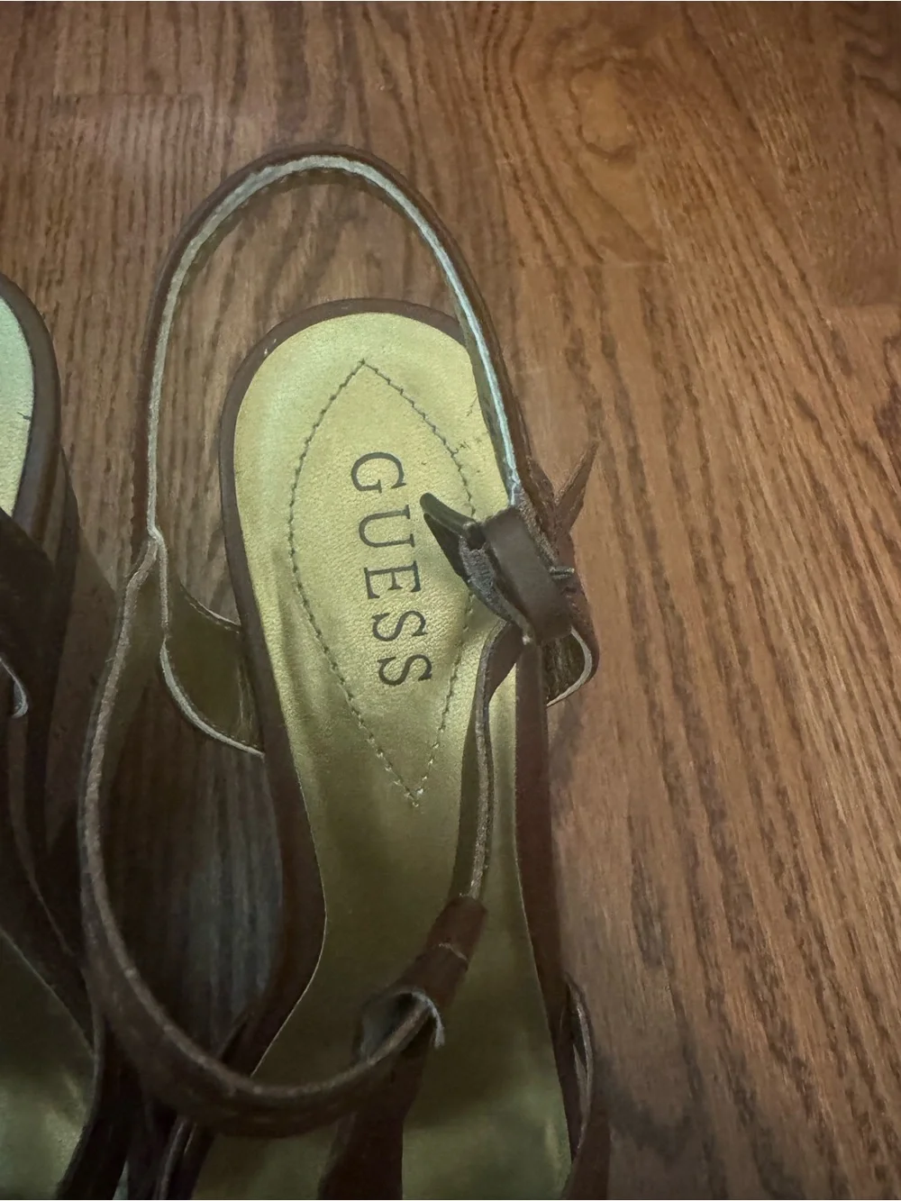Guess strap open
