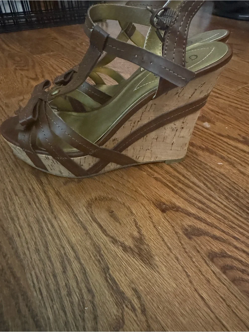 Guess strap open
