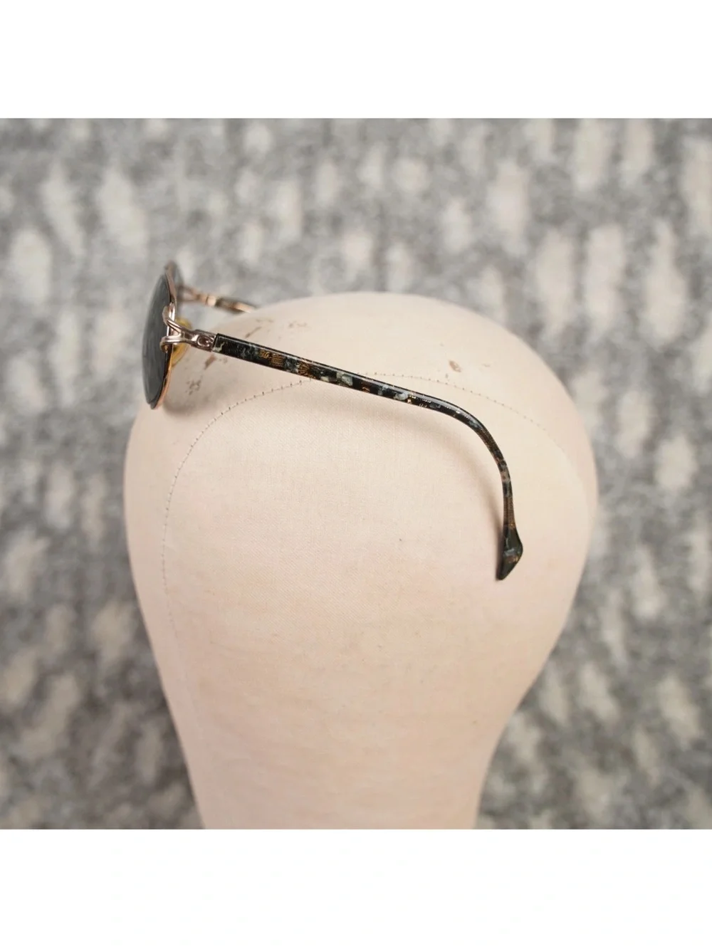 Gucci sleek oval