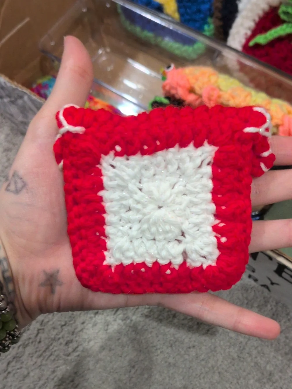 N/A red white