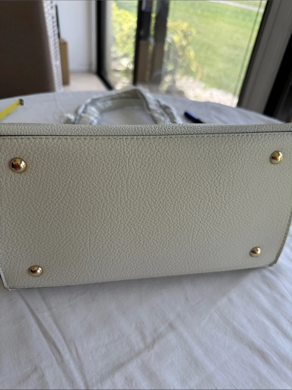 Vanessa Williams V-Logo Cream Tote Bag with Matching Zip Wallet. 11”x9”x6”