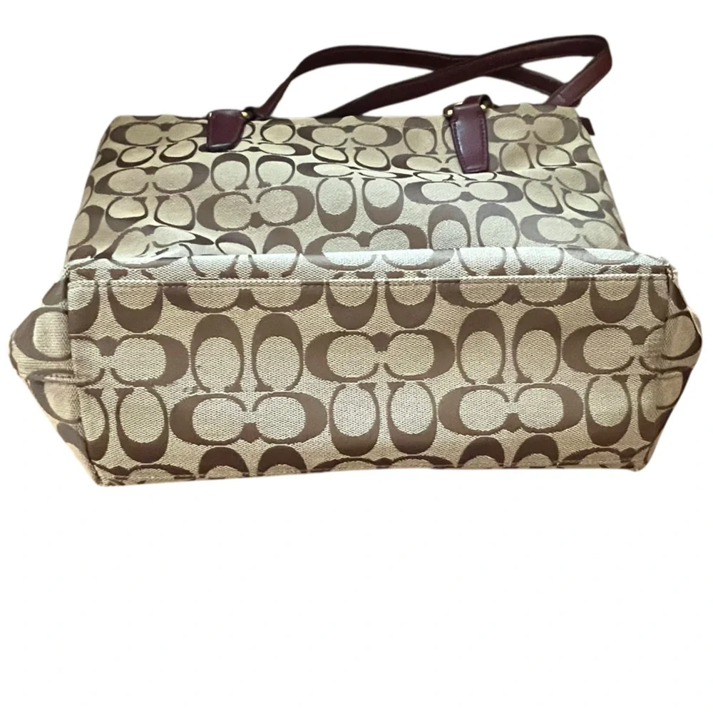 Coach classic signature