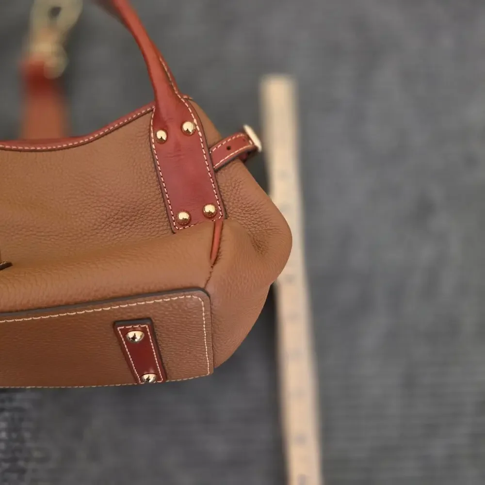 Dooney & Bourke pockets well closure