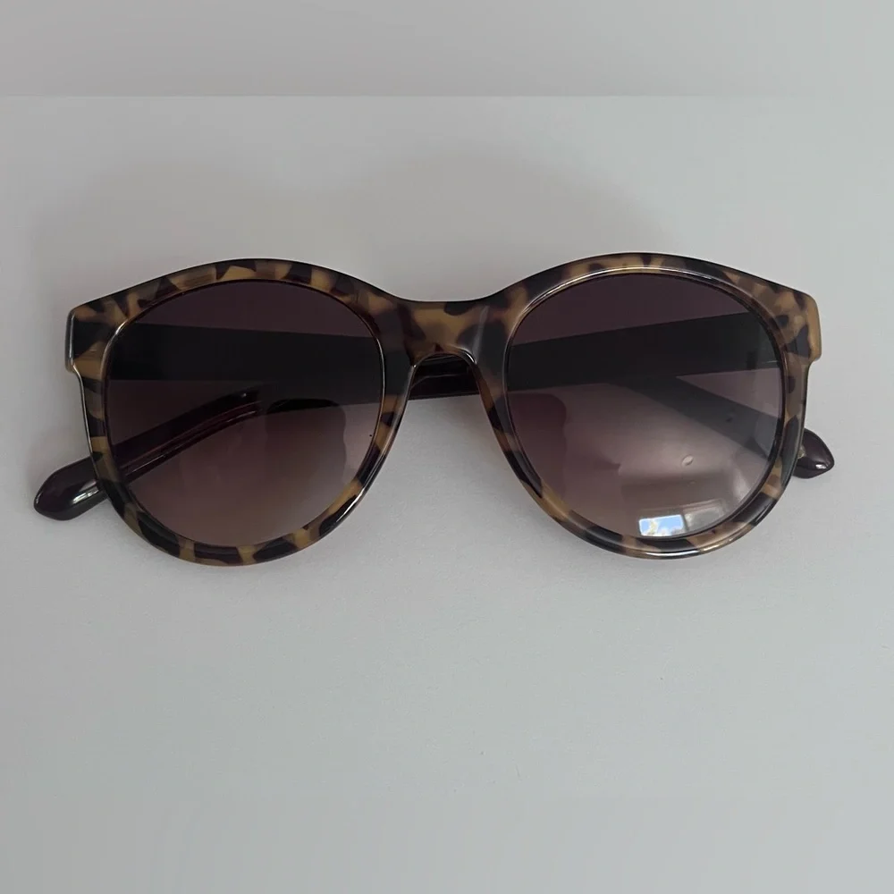 FOSSIL FW99 Round Tortoise Shell Sunglasses Gradient Lens