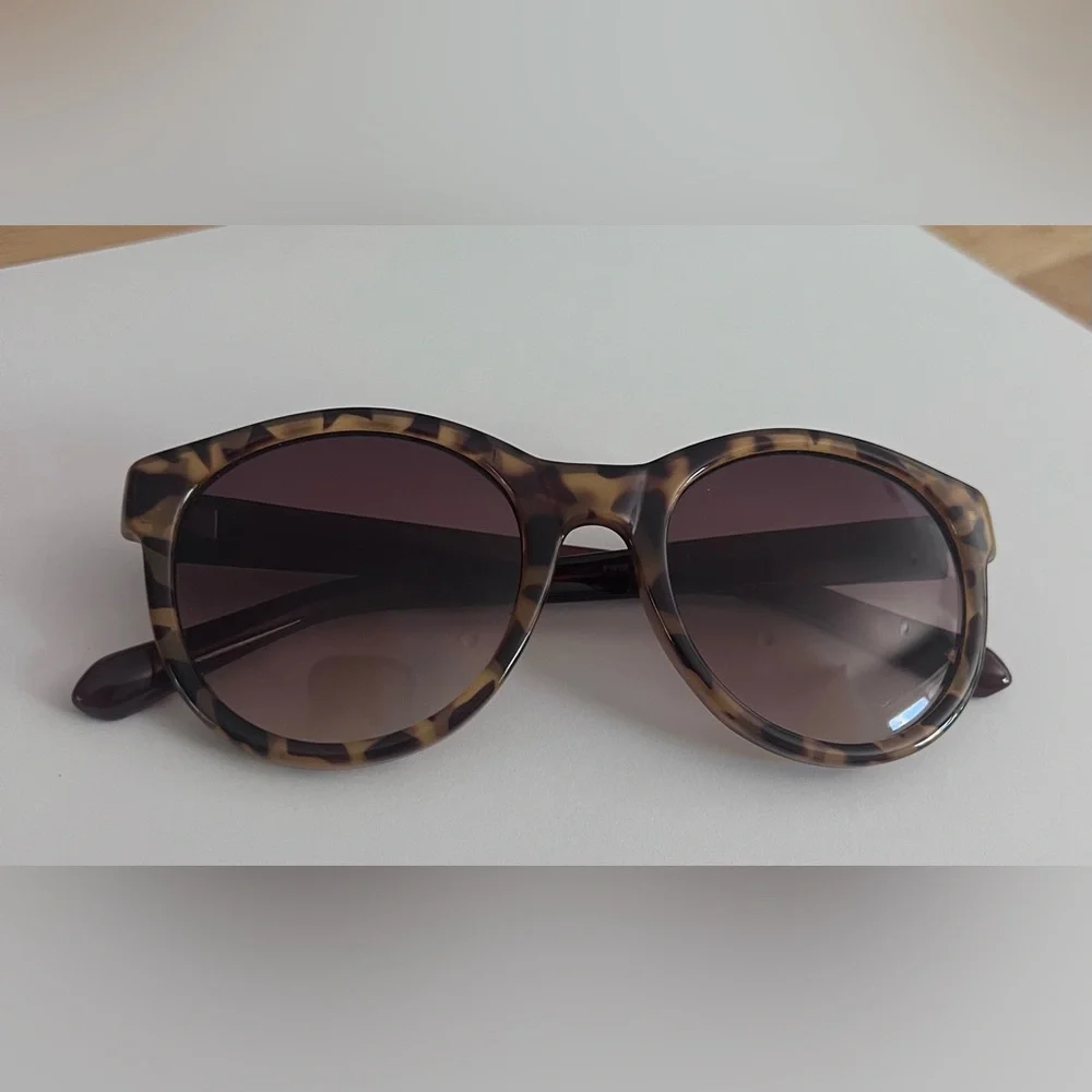 Fossil women round