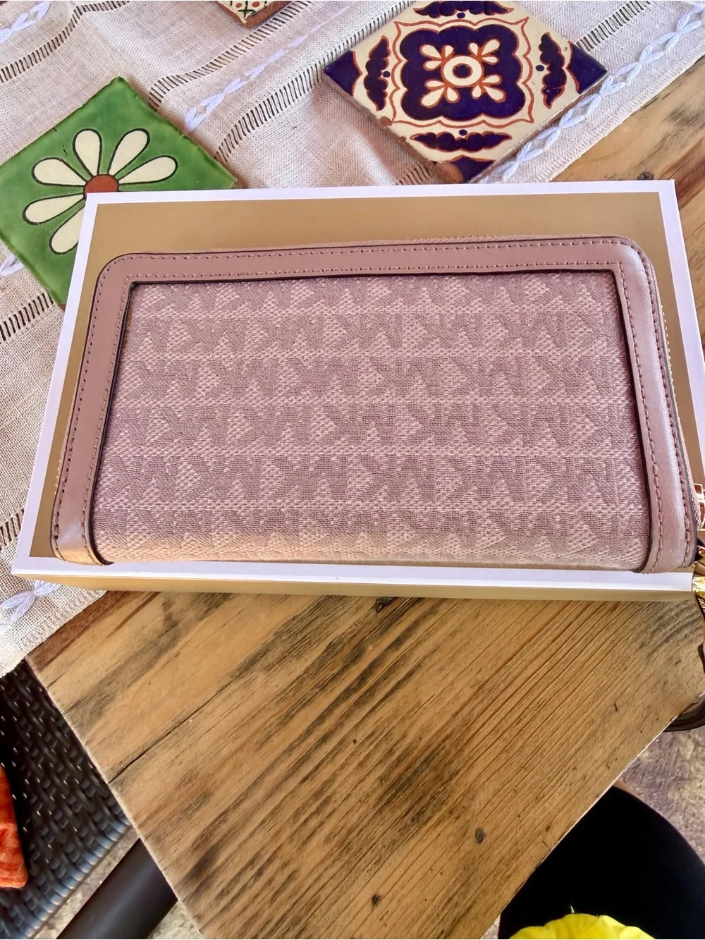 Michael Kors compact zip