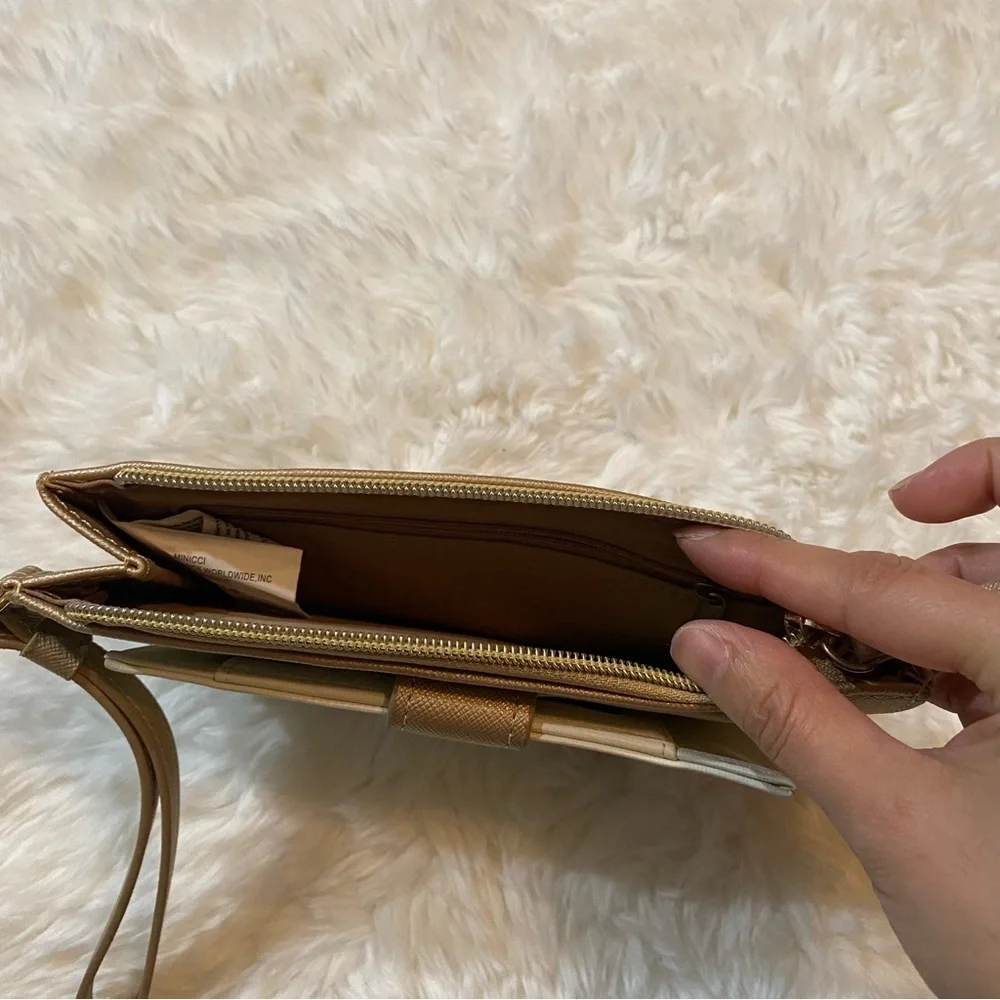 Minicci cream wristlet