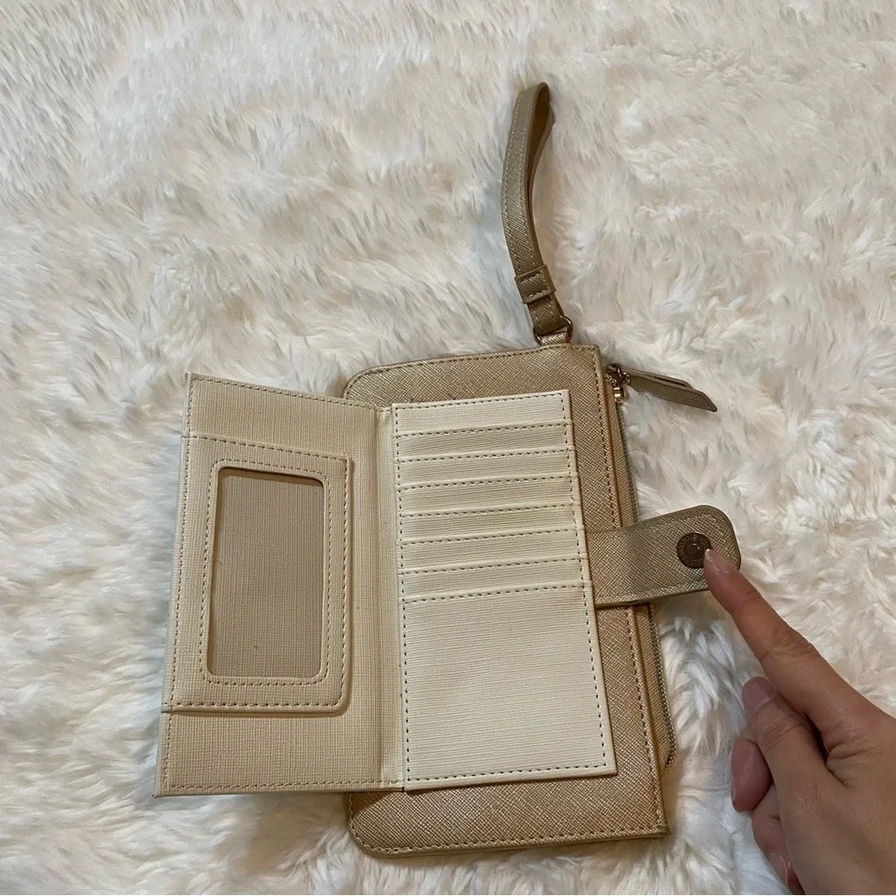 Minicci cream wristlet