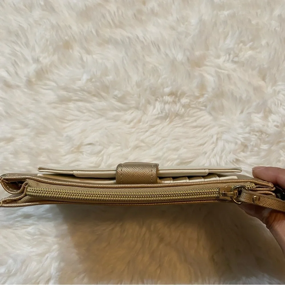 Minicci cream wristlet