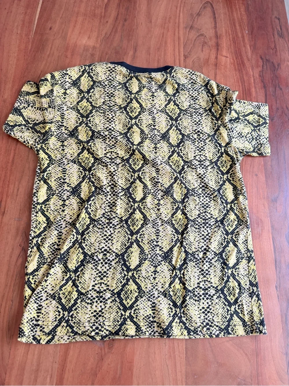 Cotton Yellow Snake-Print Short Sleeve Tee women’s size XS like new Nike