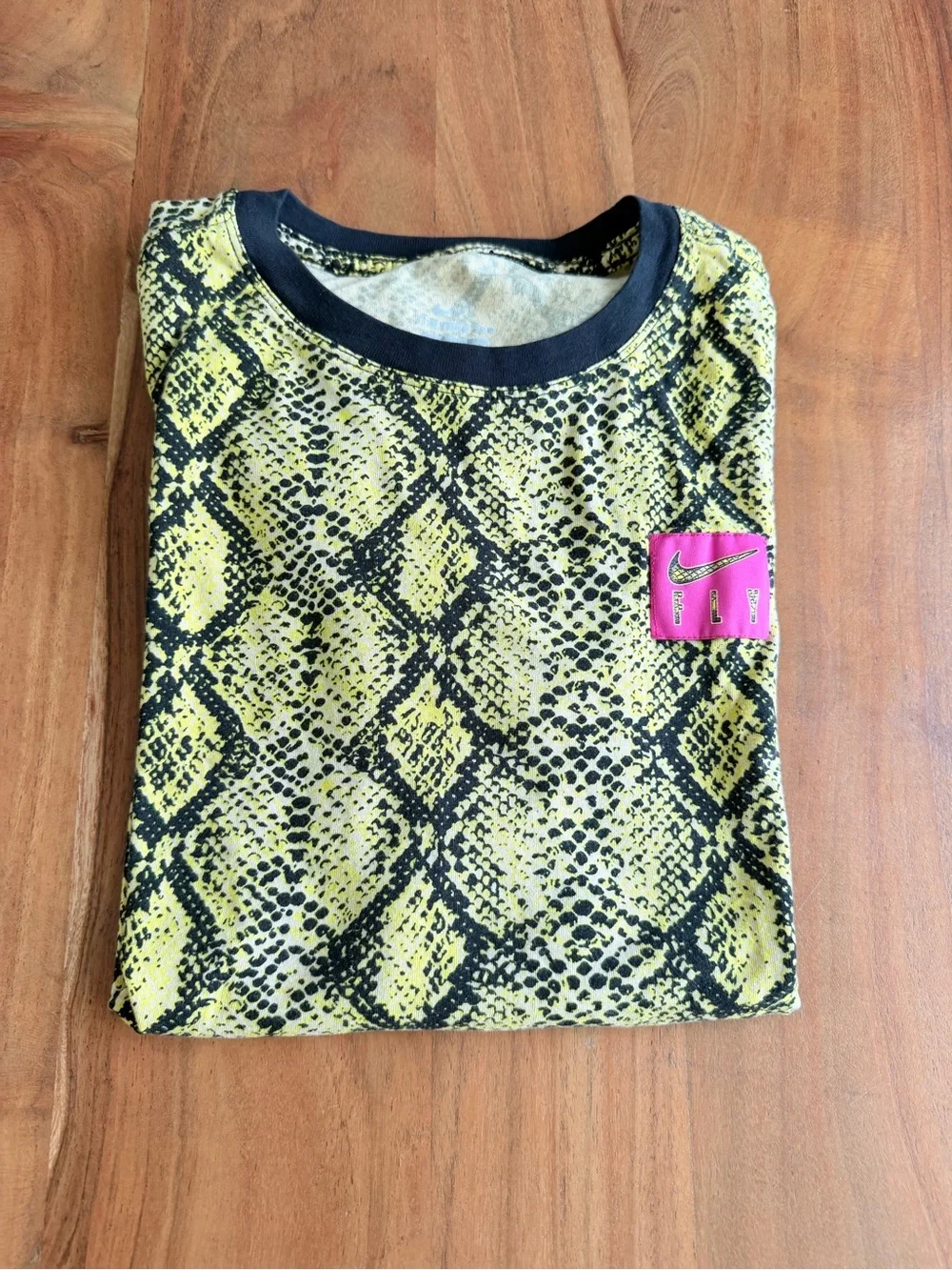 Cotton Yellow Snake-Print Short Sleeve Tee women’s size XS like new Nike