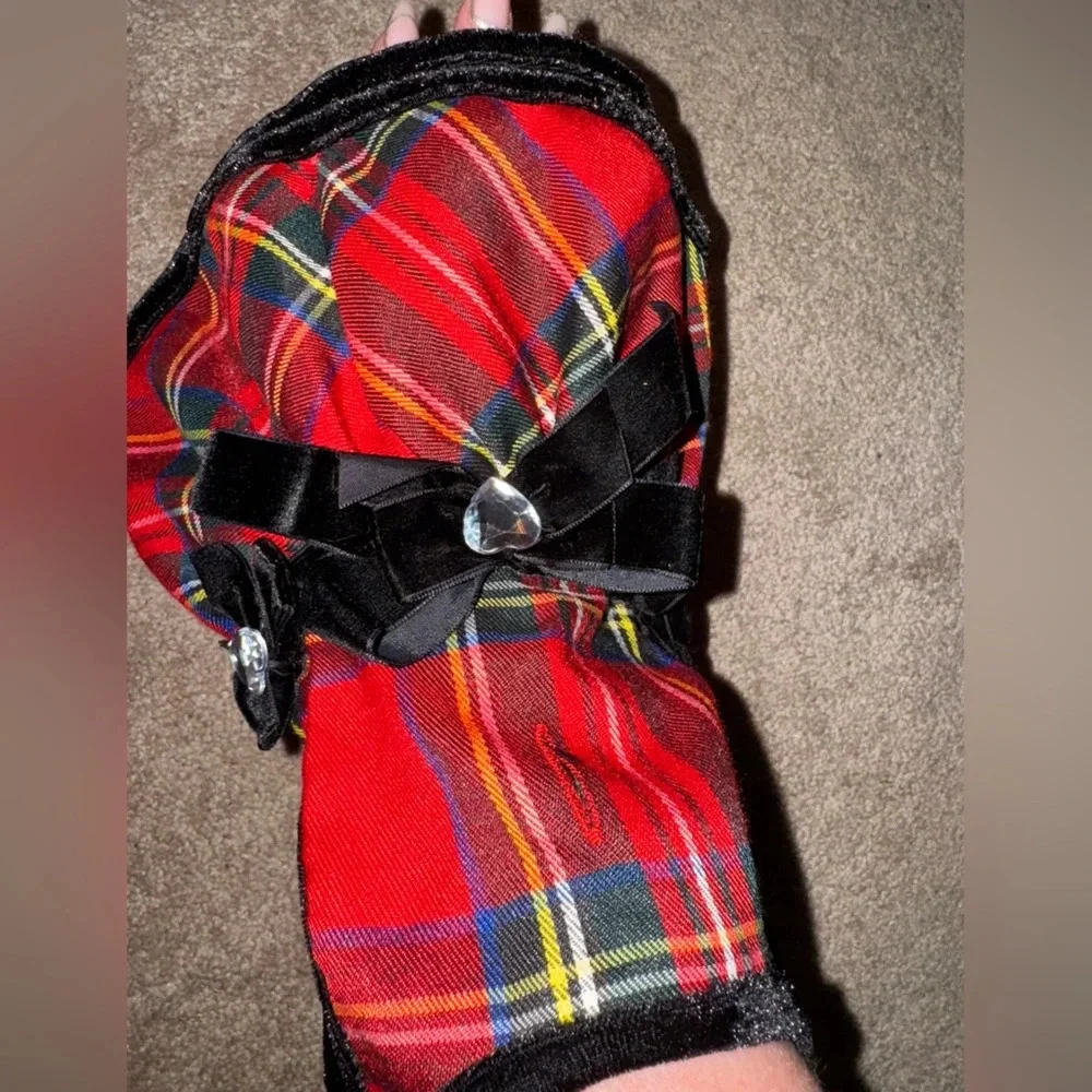 max’s closet red holiday