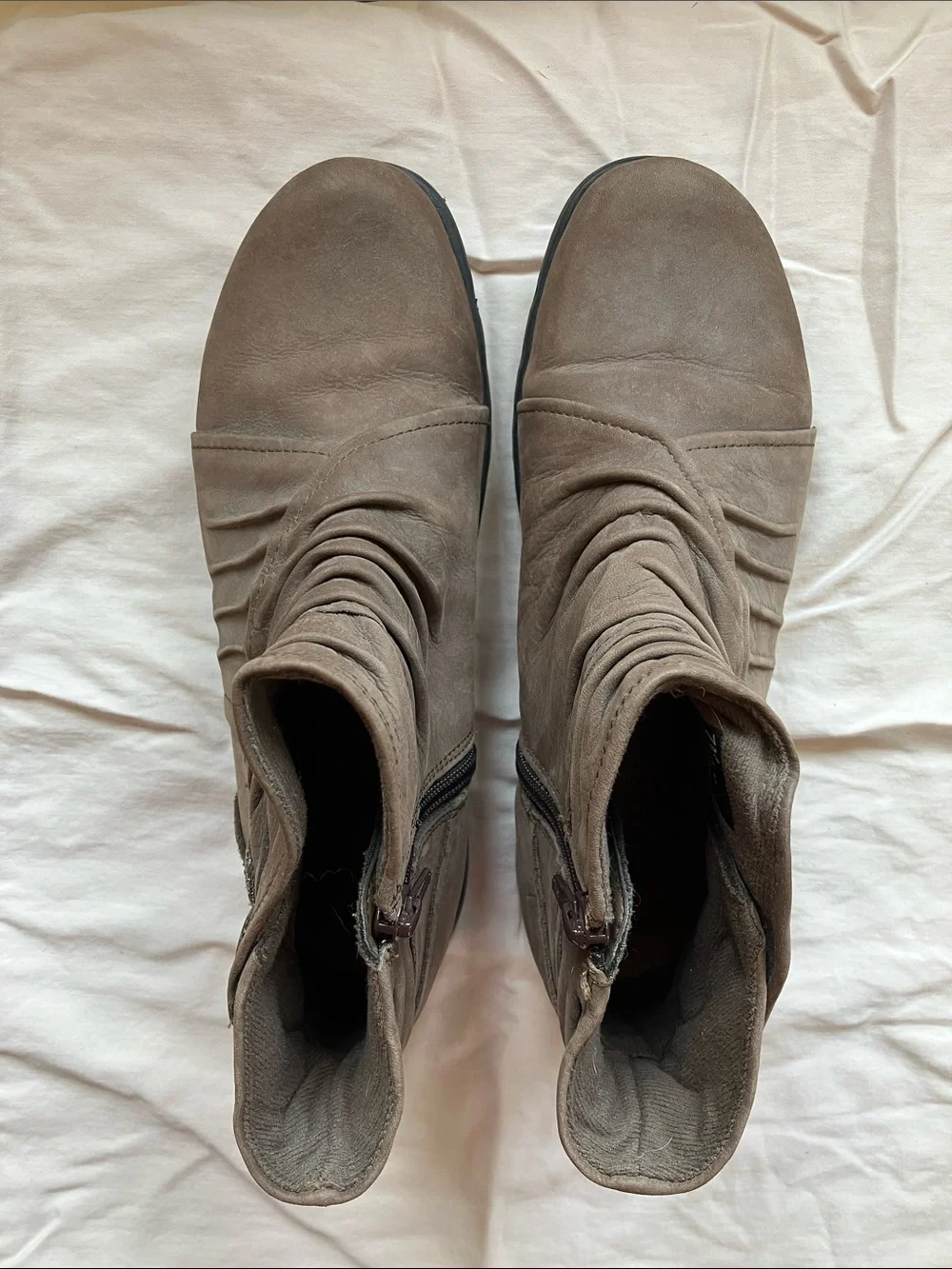 Cobb Hill Taupe Ruched Ankle Boots with Decorative Buttons size 7