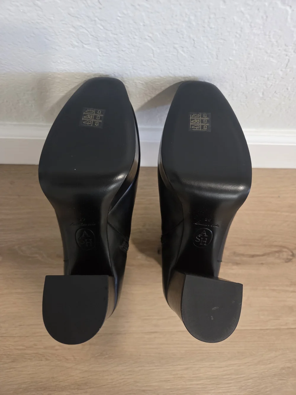 Ash sleek black