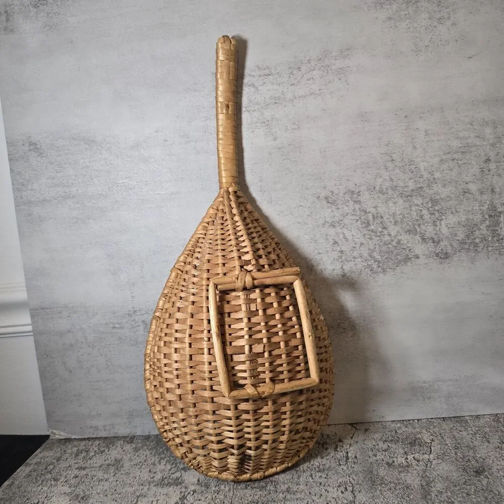 Unbranded handle so decorative