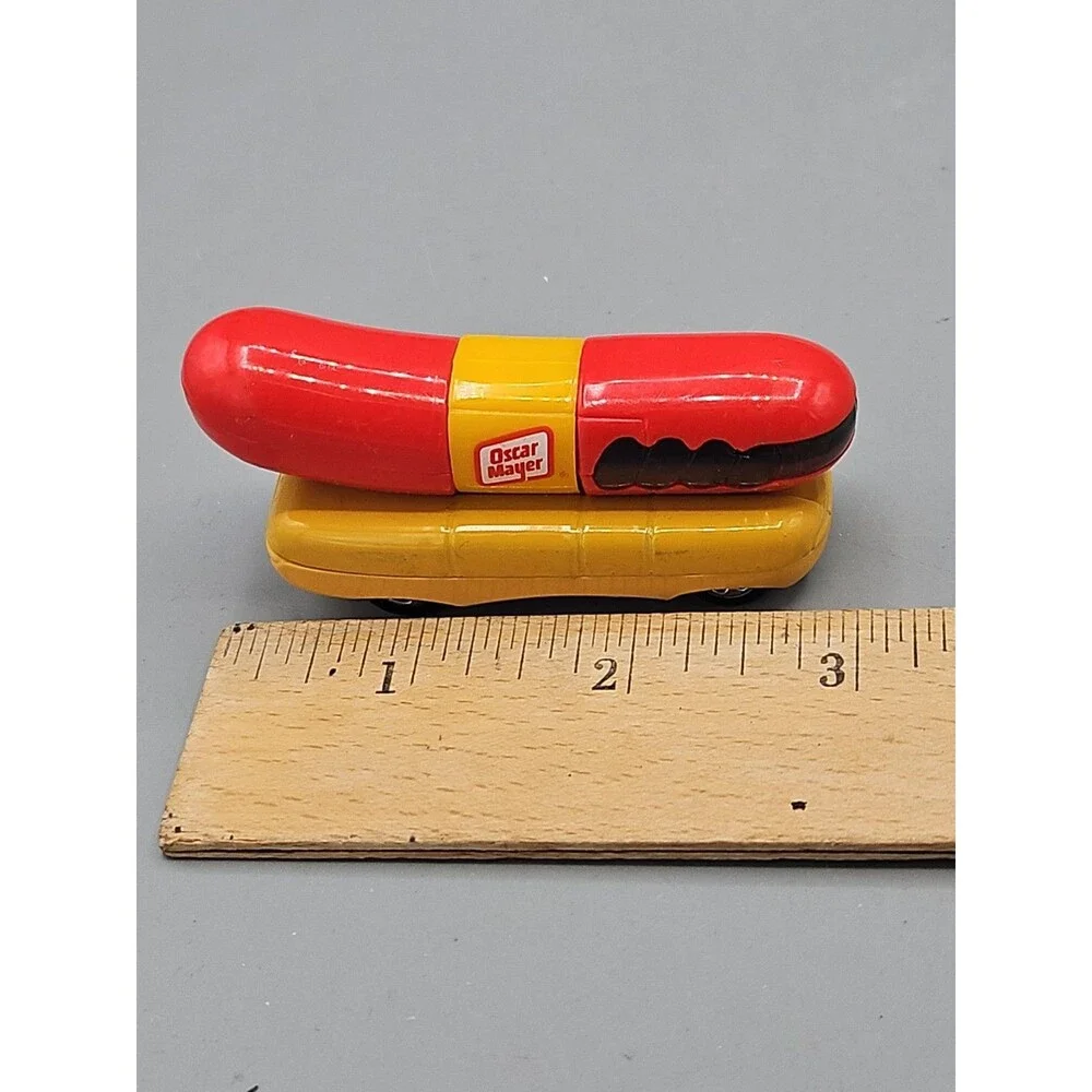 VINTAGE 1993 HOT WHEELS OSCAR MAYER WIENERMOBILE DIECAST 1:64 SCALE CAR TOY