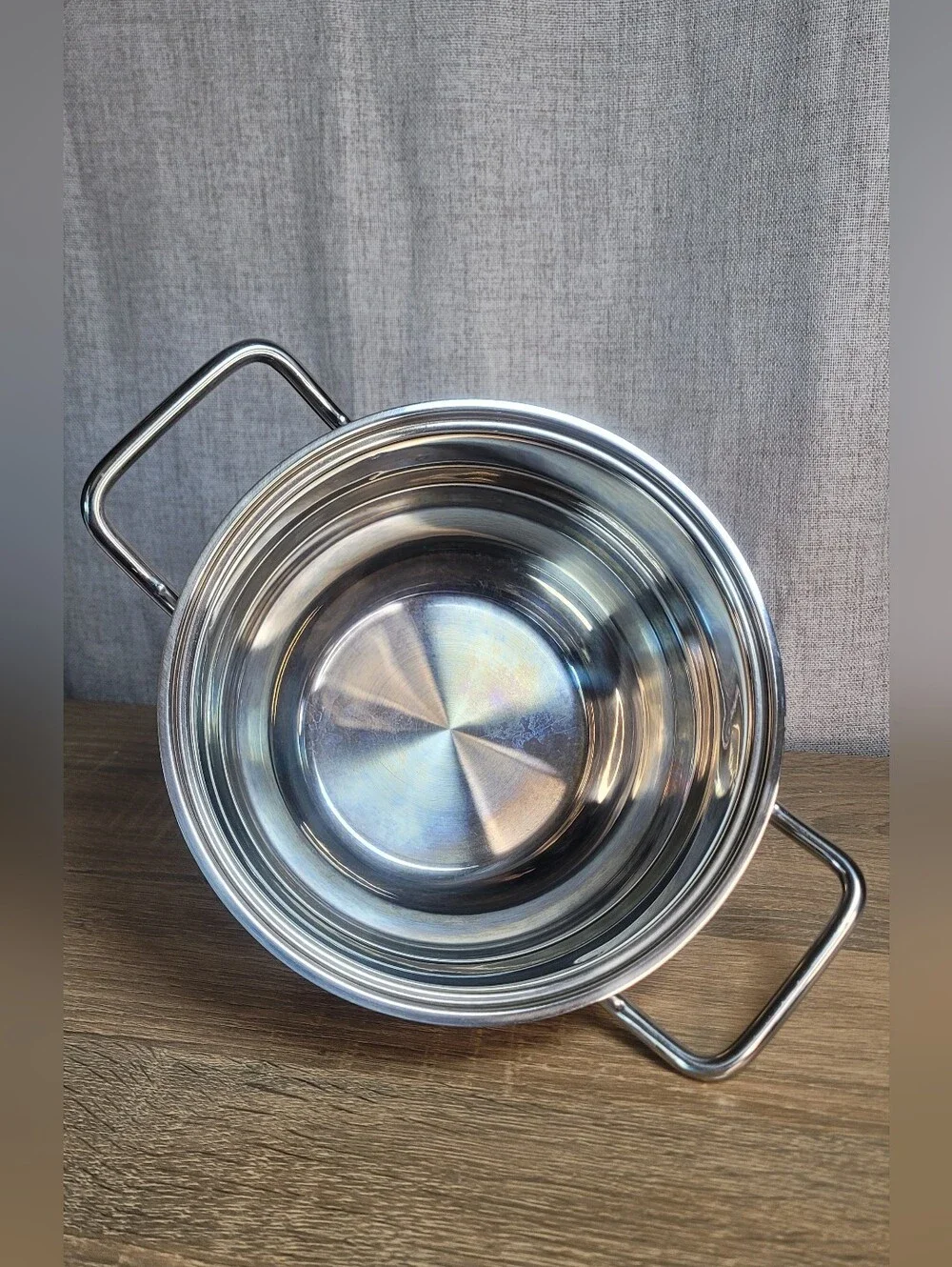 Gourmet Standard secure lid inside