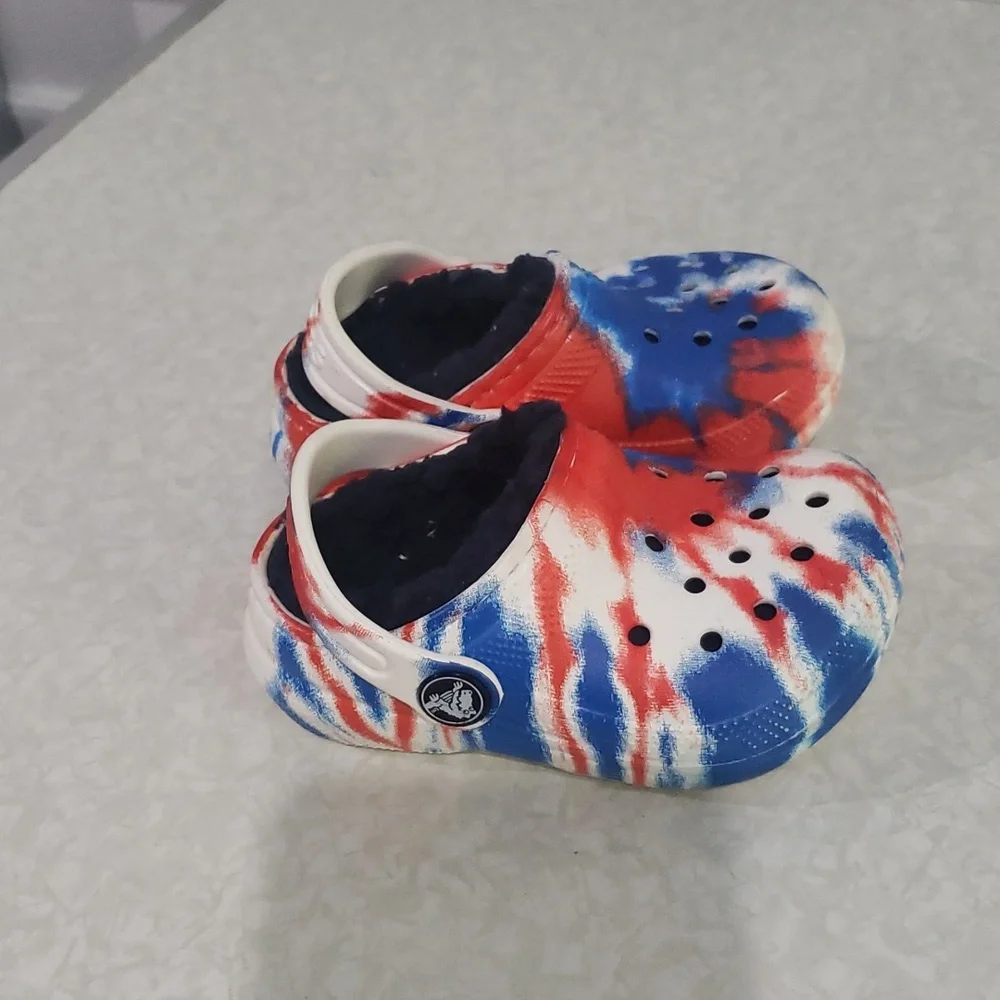 CROCS red white