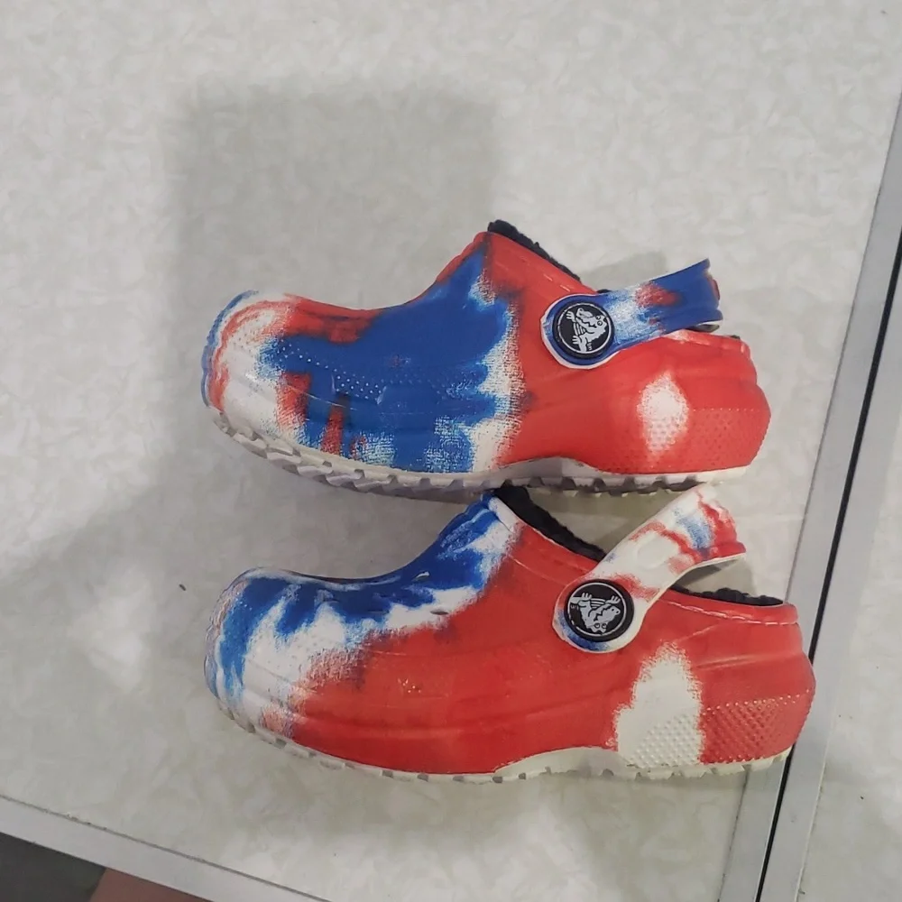 CROCS red white