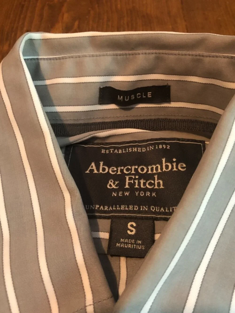 Abercrombie & Fitch Muscle Fit Button Down Shirt Mens Small Gray White Stripe