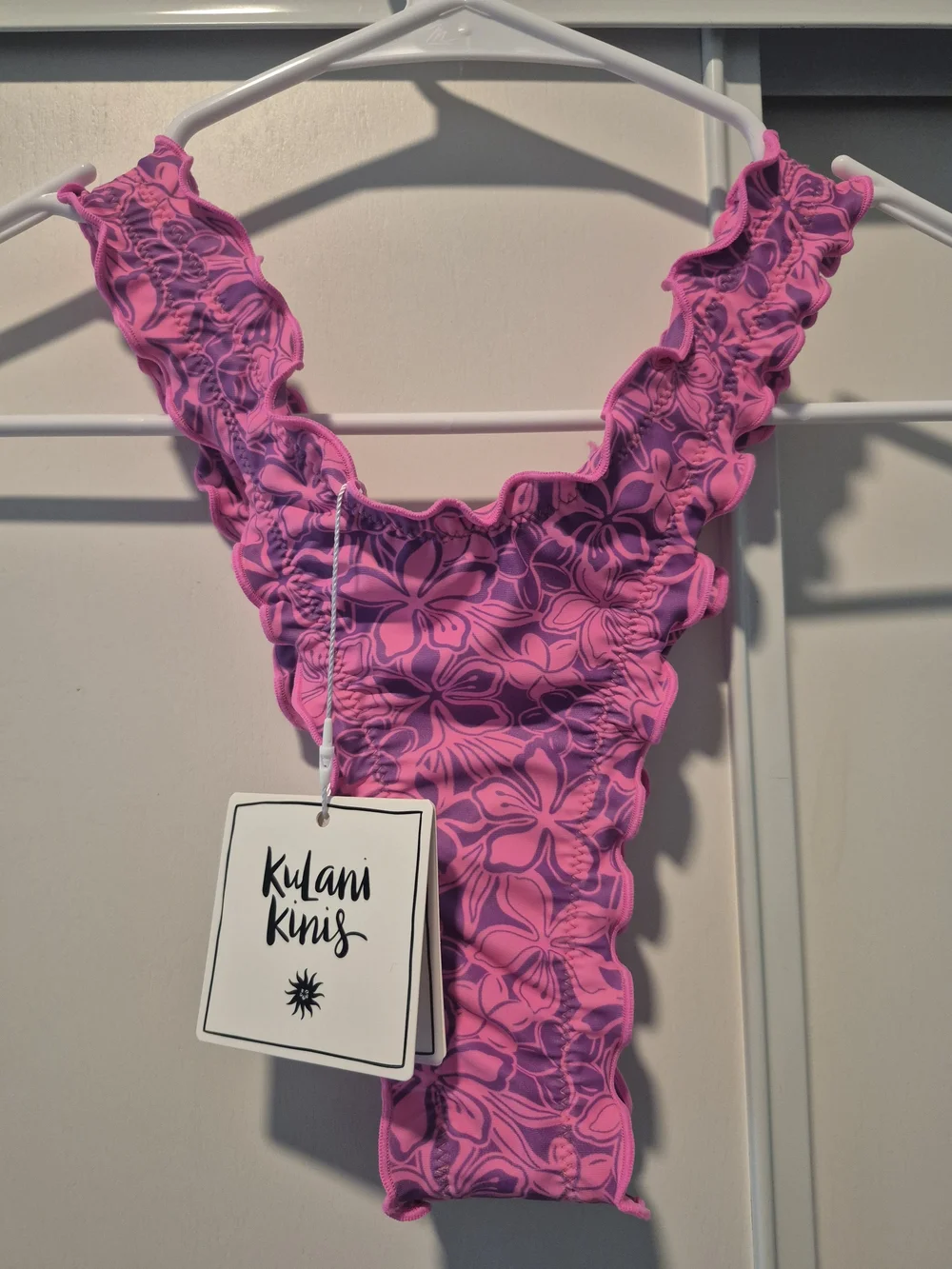 Kulani Kinis vibrant hot