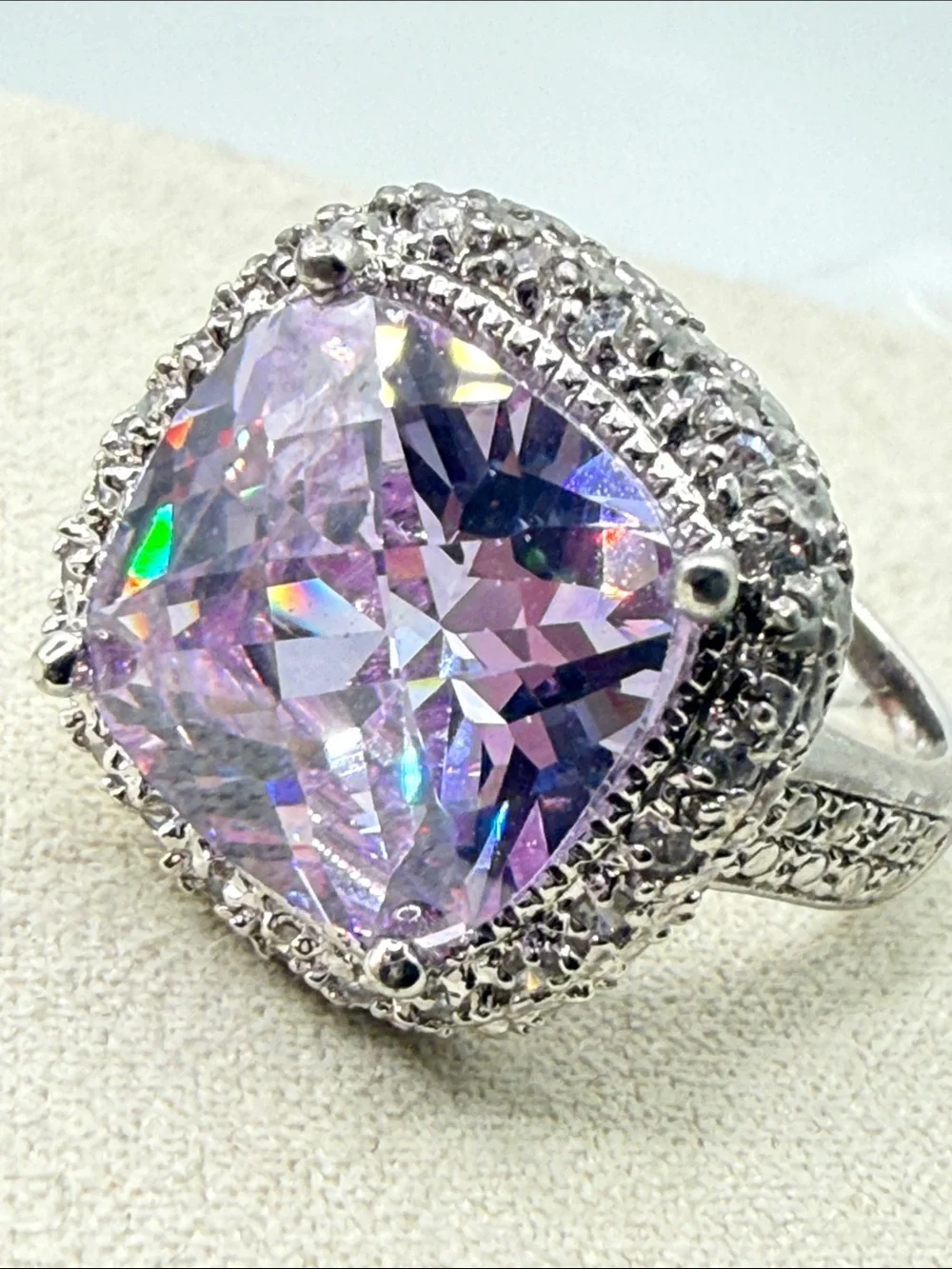 Vintage stunning rhodium plated Silvertone Ring Cushion Cut faceted lilac glass