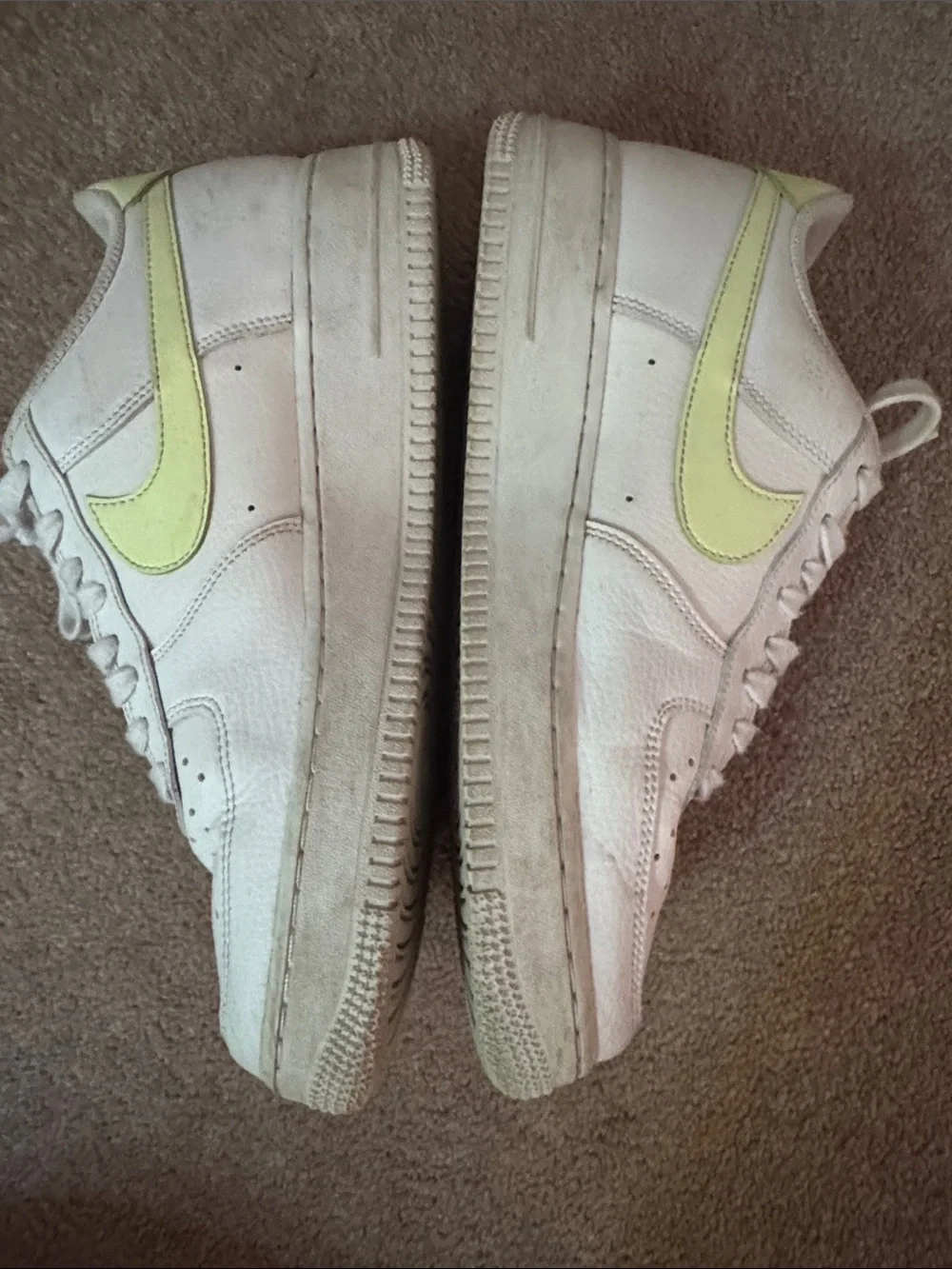 Nike Low-Top Sneakers in White with Pale Yellow Swoosh