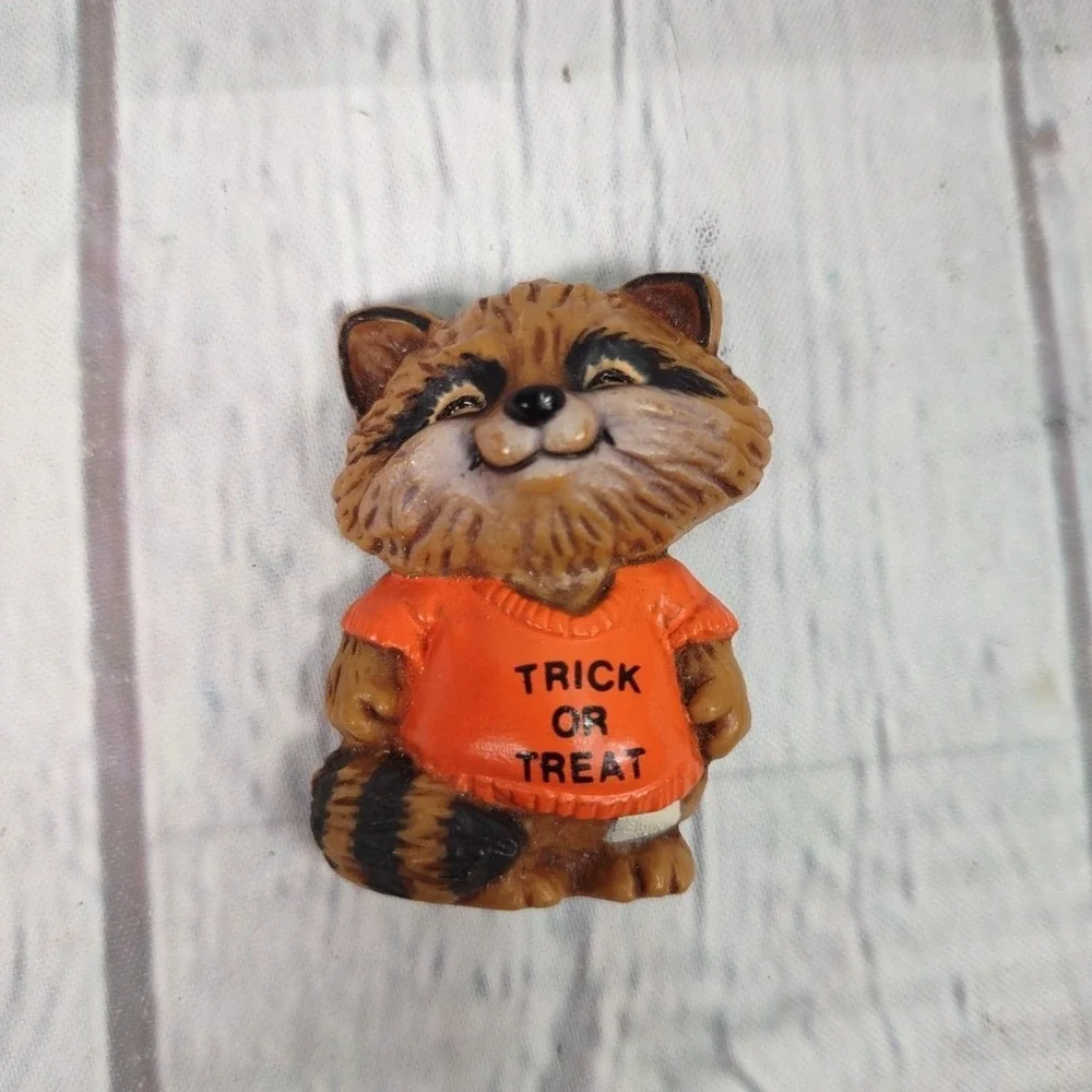 Vtg Hallmark Pin SHIRT TALES RICK RACCOON Trick Or Treat 1982 Brooch Halloween