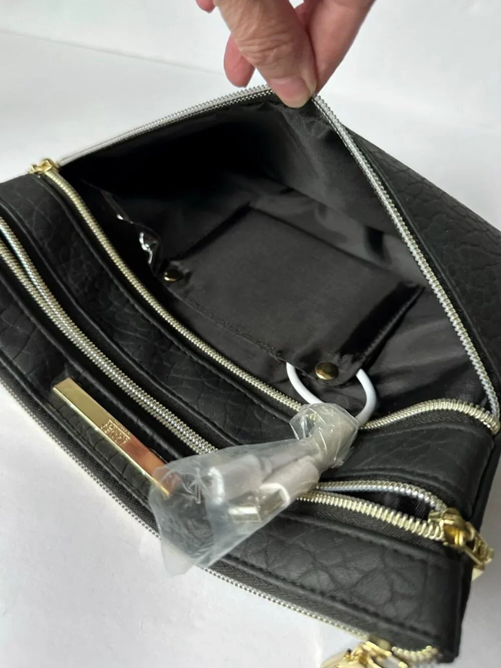 Jones New York Signature Black Charging Pouch Clutch w/Power Bank Vintage NWOT