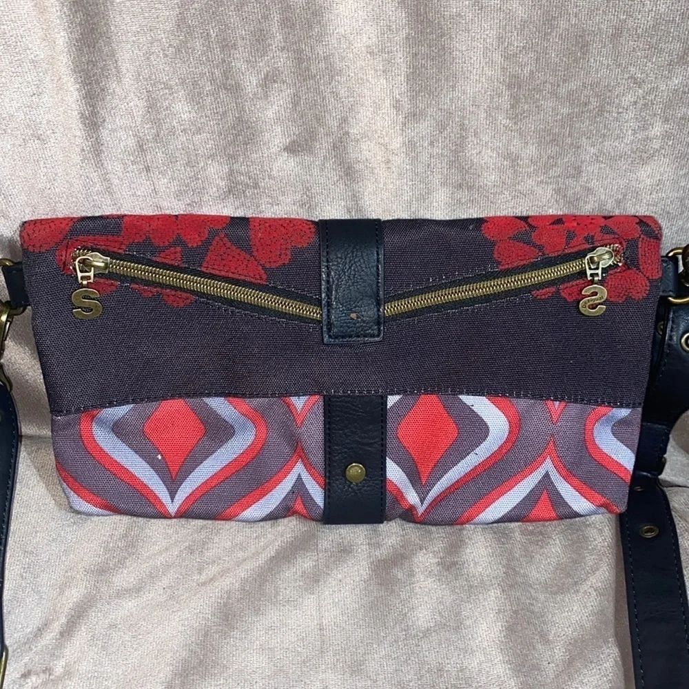 Desigual photos note some