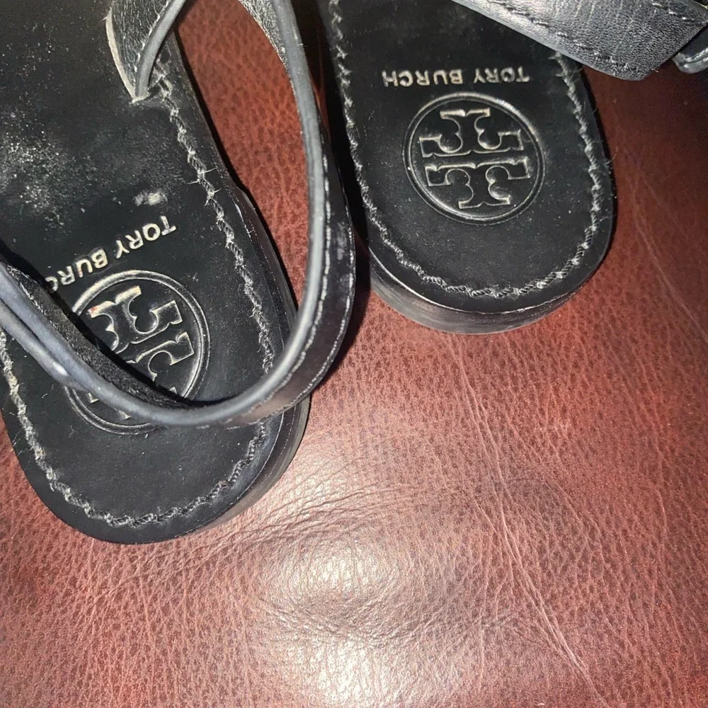 Tory Burch Cassia Black Leather Logo T-Strap Flat Thong Sandals Resortwear 7M