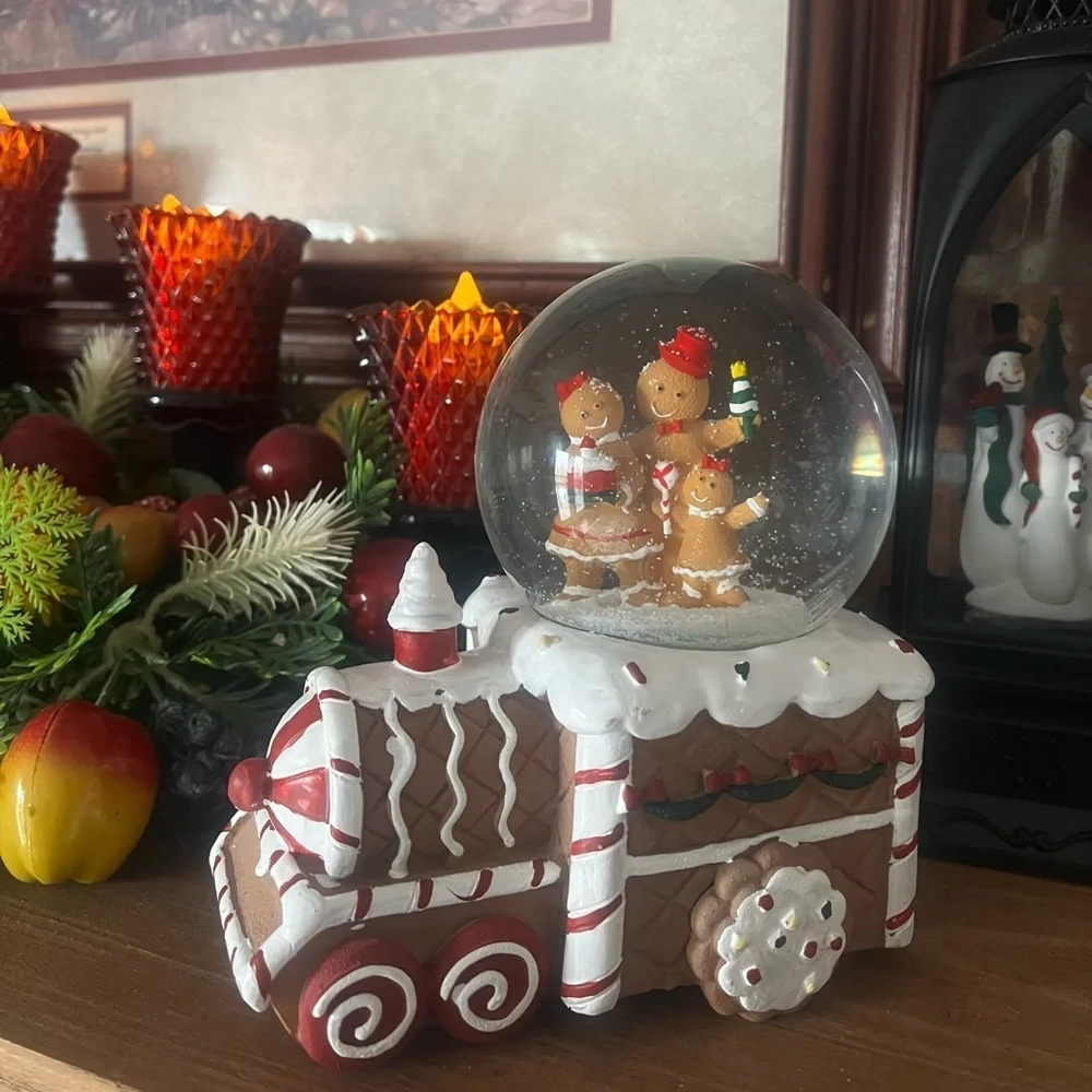 ❤️ Gingerbread Man Christmas Cookie Train Musical Snow globe