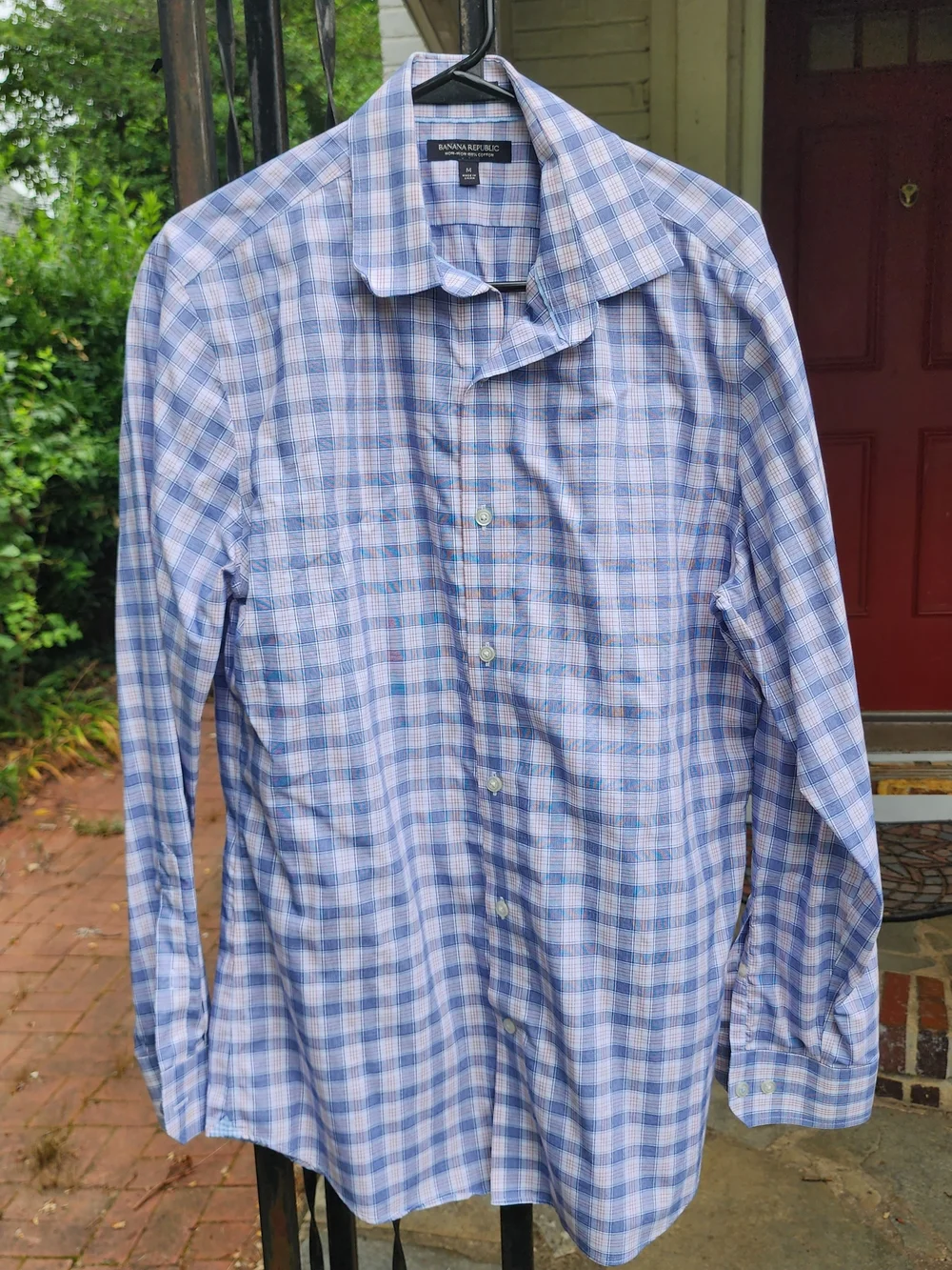 Banana Republic Men's Long Sleeve Button Down Shirt. Size Medium.