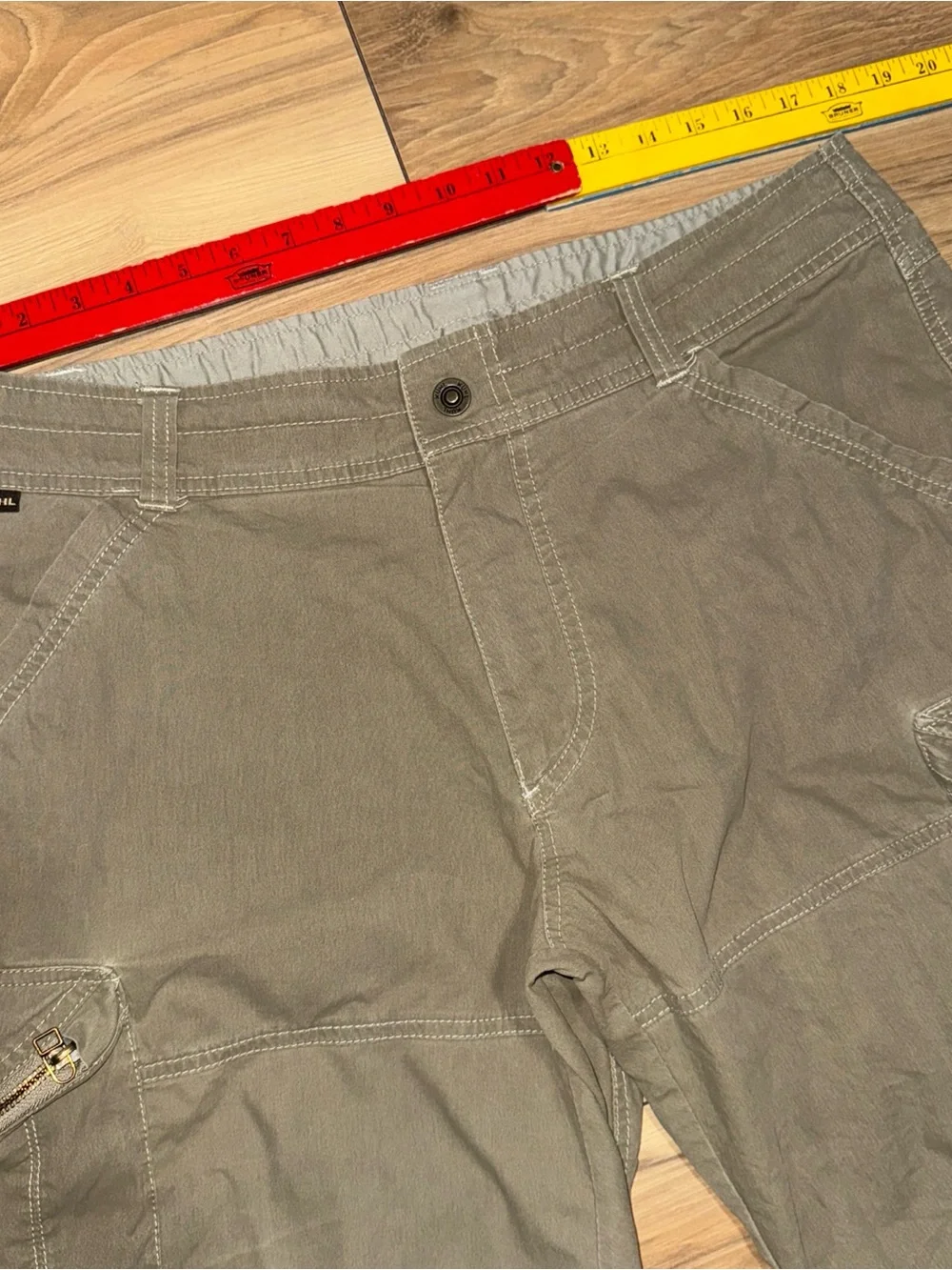 Kuhl Renegade Shorts sz. 36 Beige Khaki Cargo Hiking Outdoors Utility zip pocket