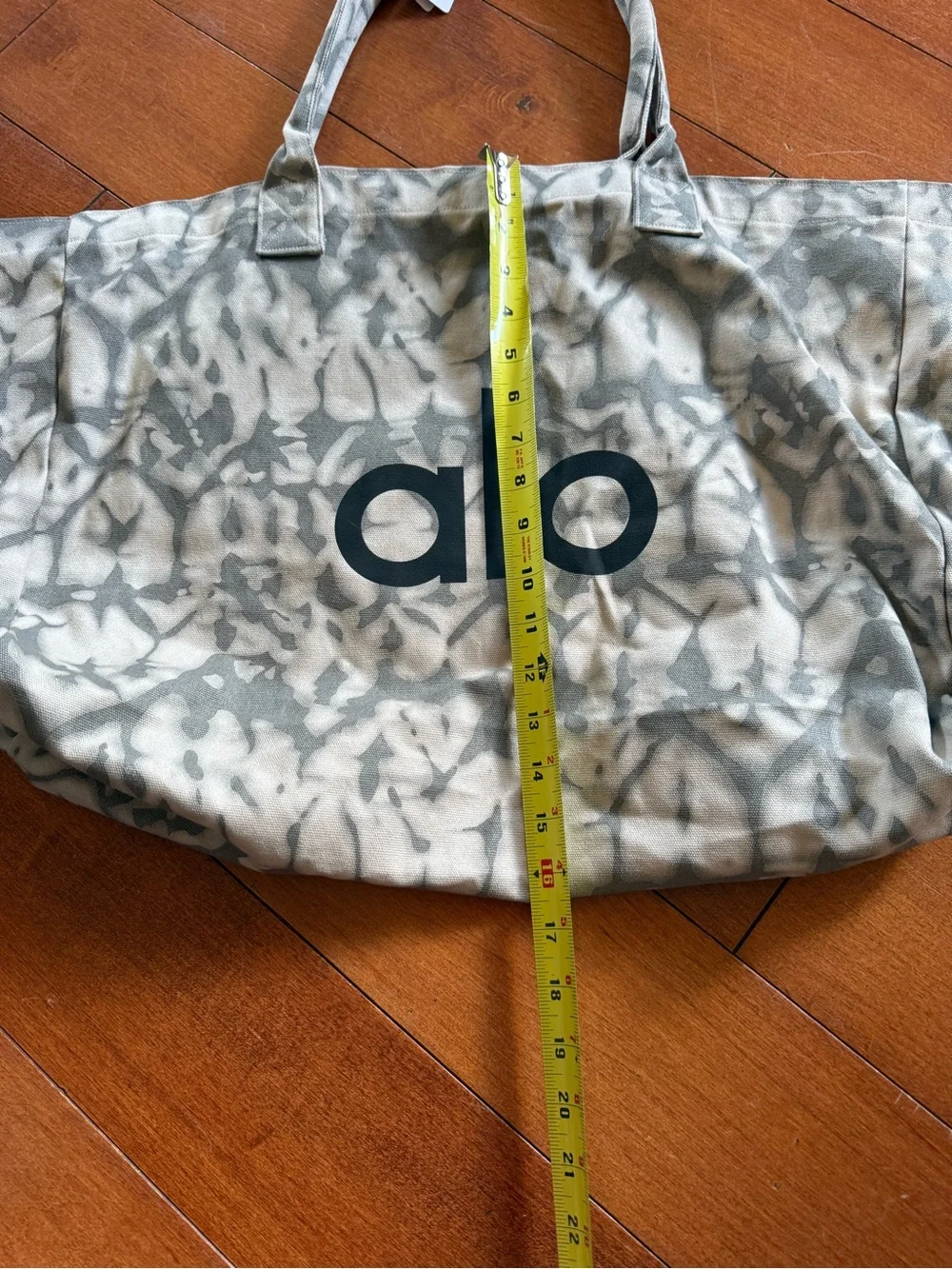 ALO Yoga carrying lightweight dye