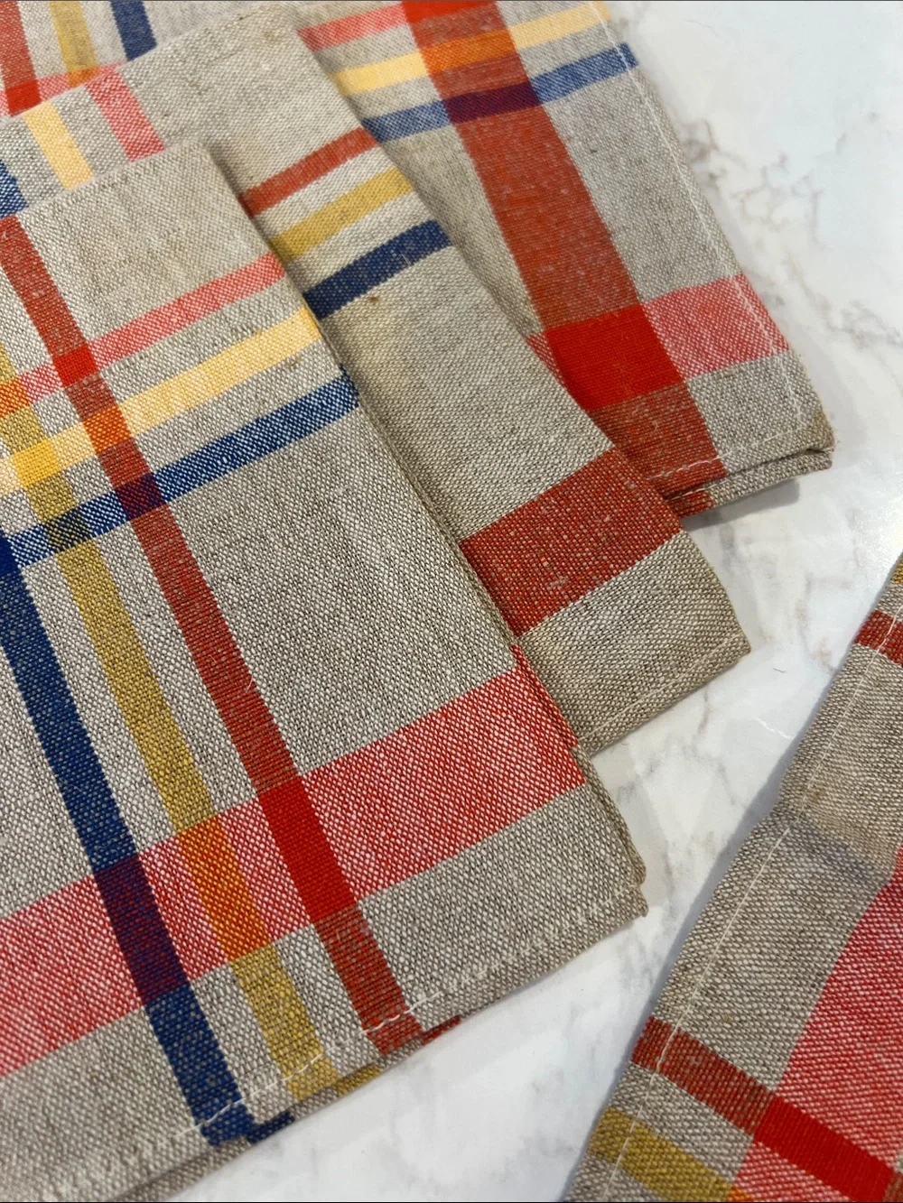 Source Unknown set plaid
