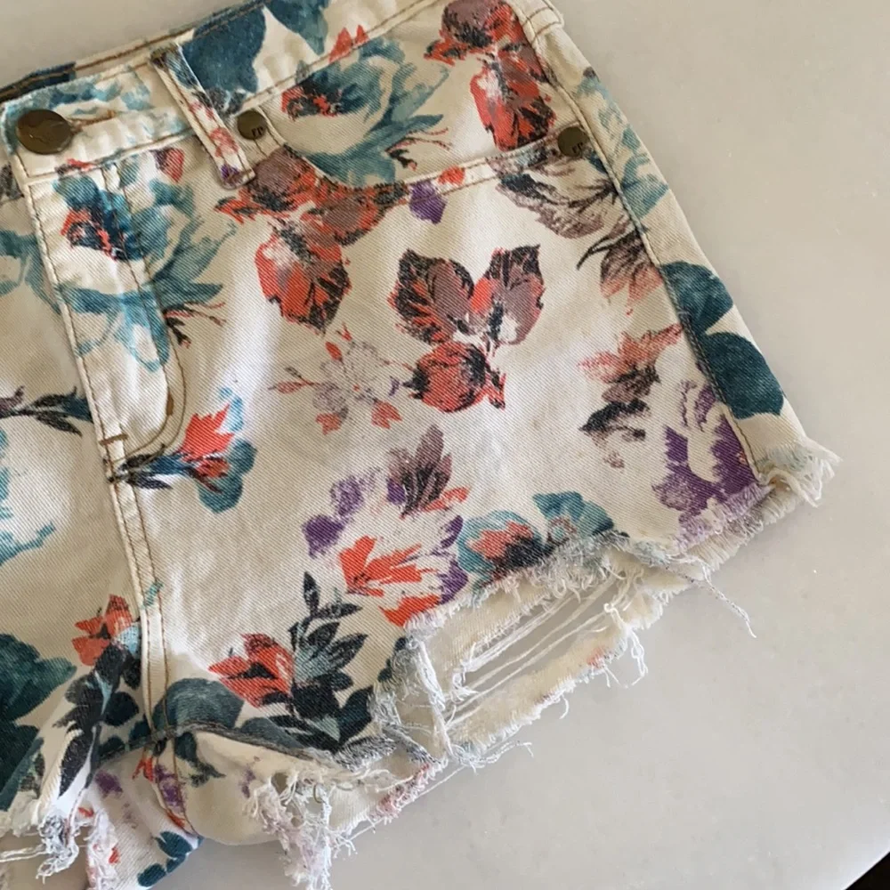 ❤️… Free People Floral Shorts