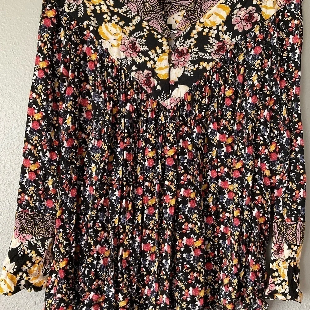 Free People Wildflower Fields Henley Top size Small T104