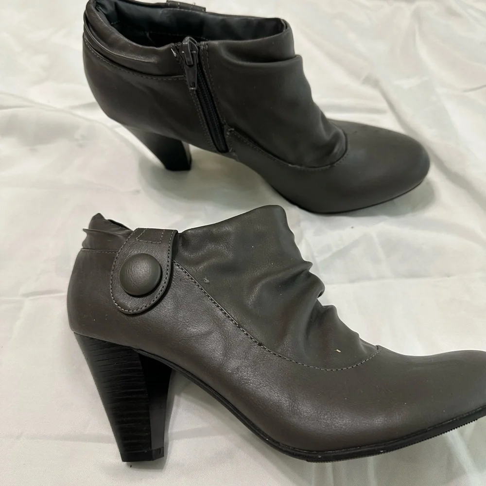 💙3/$20 WOMEN’S grey heeled boots size 8.5