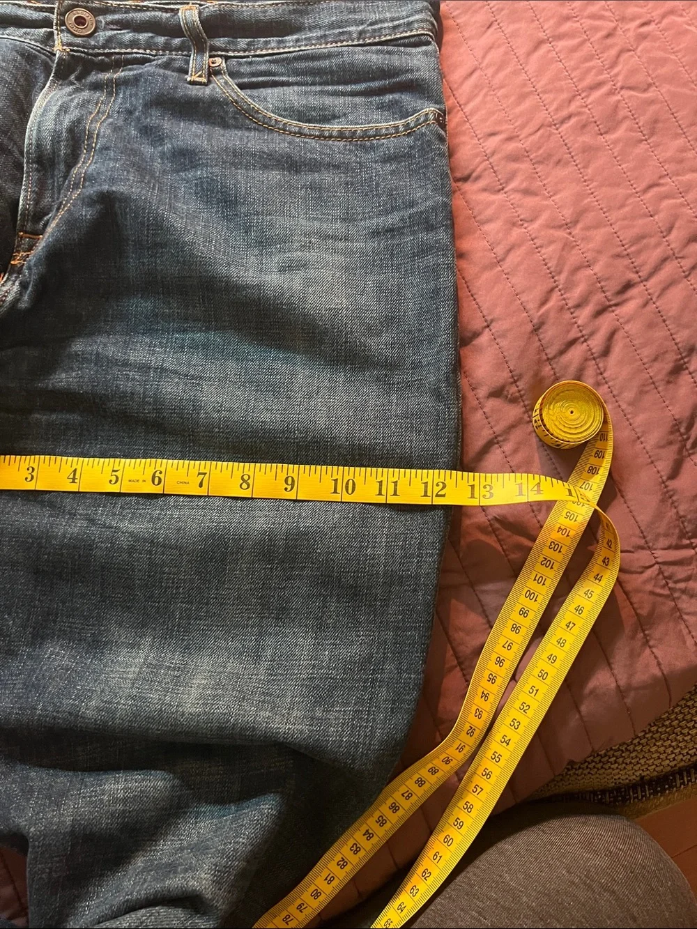 Tommy Hilfiger signature stitching gold