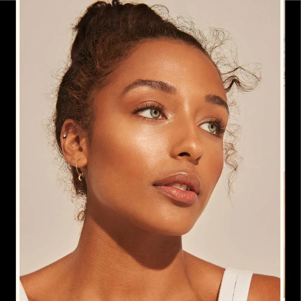 Soft-Matte Bronzing Powder by Vesca in Kissed By Diani- Medium Golden Undertone